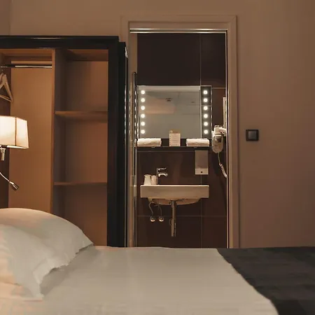 Hotel Le Grillon-2